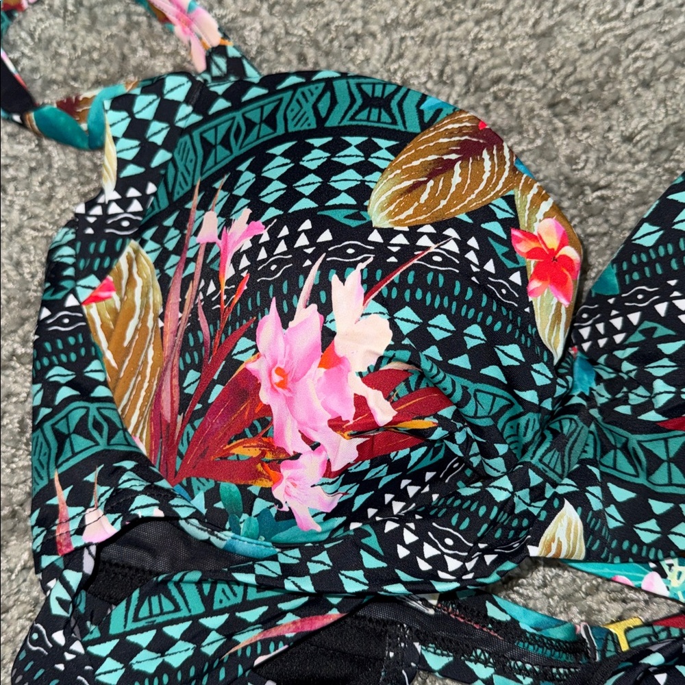Floral Patterned One-Piece Cut Out Swimsuit (18) NEW Swimsuits - Picture 3 of 5